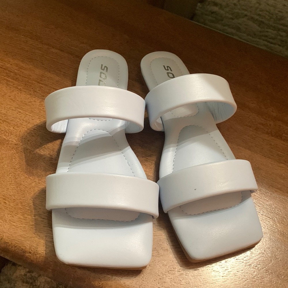 Soda flat sandals